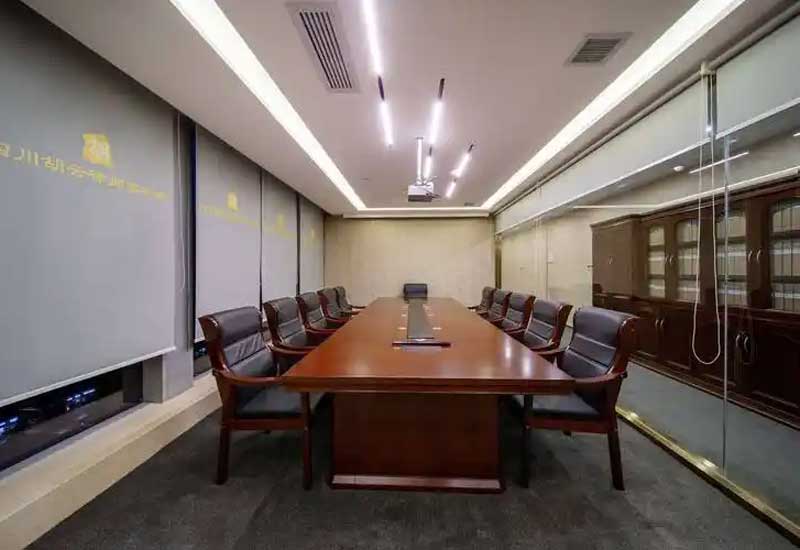 鄭州律師事務(wù)所裝修如何營造專業(yè)感？胡桃木+黃銅 